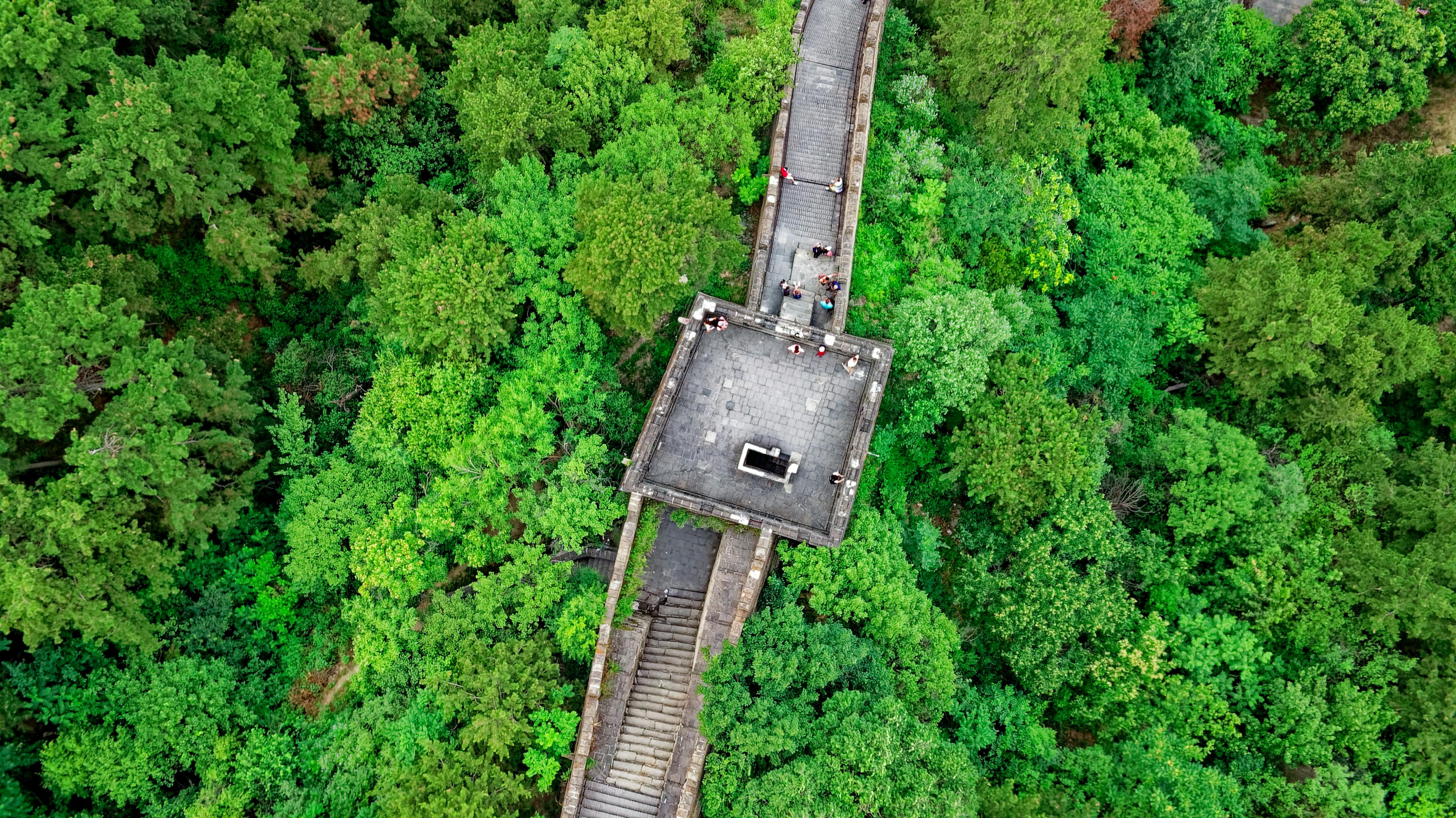 游客长城拍照遭遇砖块松动，慌张与责任并存的瞬间